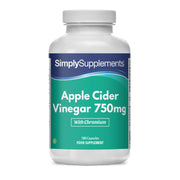 Flacone di integratore etichettato “Aceto di Sidro di Mele 750mg SimplySupplements” su sfondo bianco.