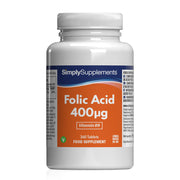 Flacone di integratore etichettato “SimplySupplements Acido Folico 400 µg Vitamina B9” su sfondo bianco.
