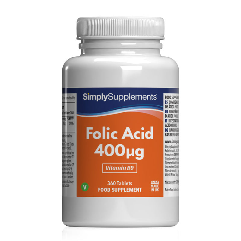 Flacone di integratore etichettato “SimplySupplements Acido Folico 400 µg Vitamina B9” su sfondo bianco.