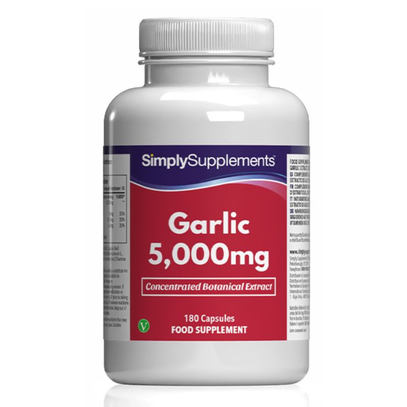Flacone di integratore etichettato “Aglio 5,000mg Simply Supplements” con etichetta rossa su sfondo bianco.