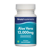 Flacone di integratore etichettato “Aloe Vera 12000mg Simply Supplements” con etichetta blu su sfondo bianco.