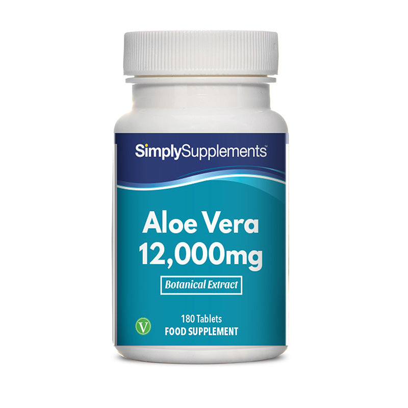 Flacone di integratore etichettato “Aloe Vera 12000mg Simply Supplements” con etichetta blu su sfondo bianco.