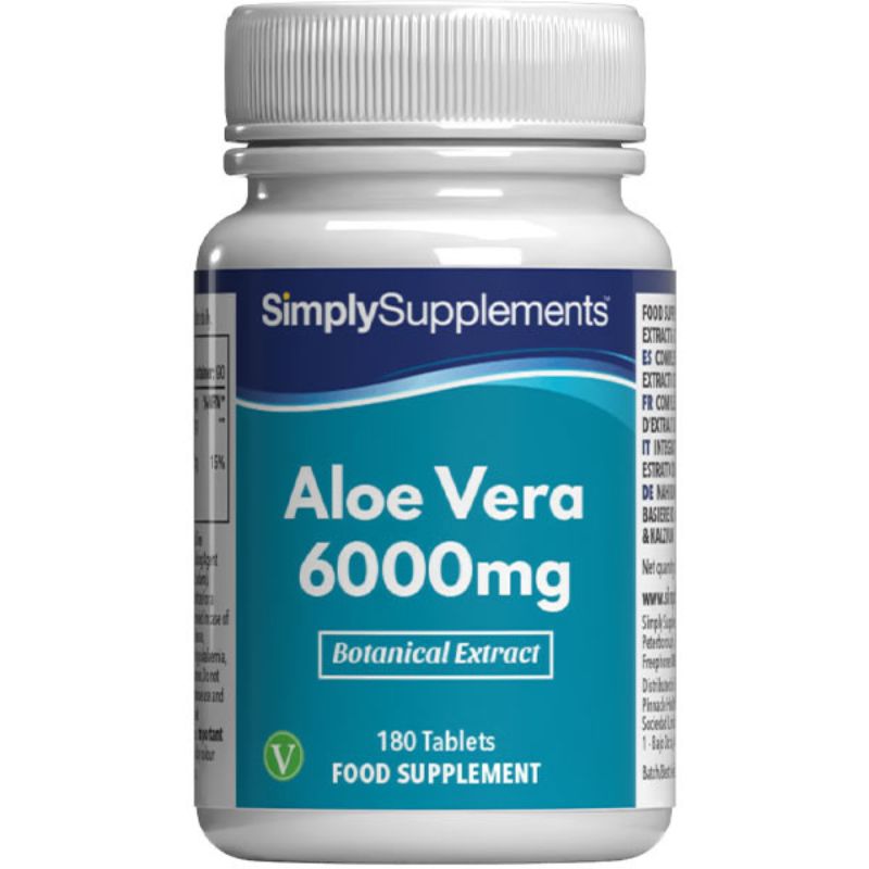 Flacone di integratore etichettato “Aloe Vera 6000mg Simply Supplements” con etichetta blu su sfondo bianco.