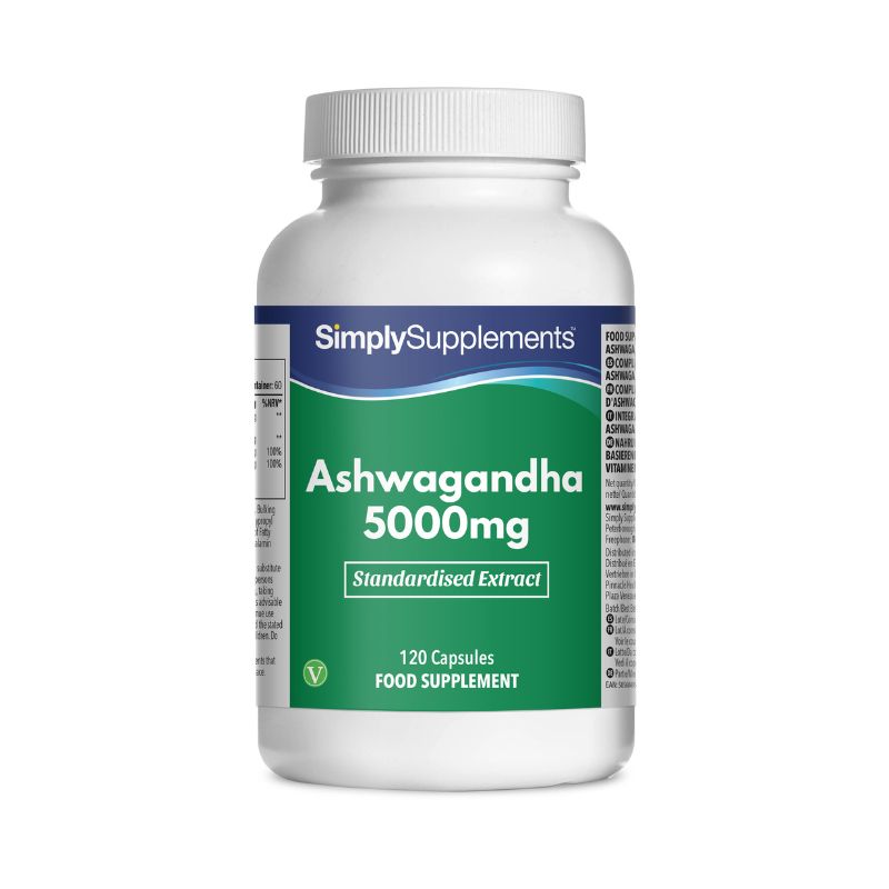 Flacone di integratore etichettato “Ashwagandha 5000mg Simply Supplements” con etichetta verde su sfondo bianco.