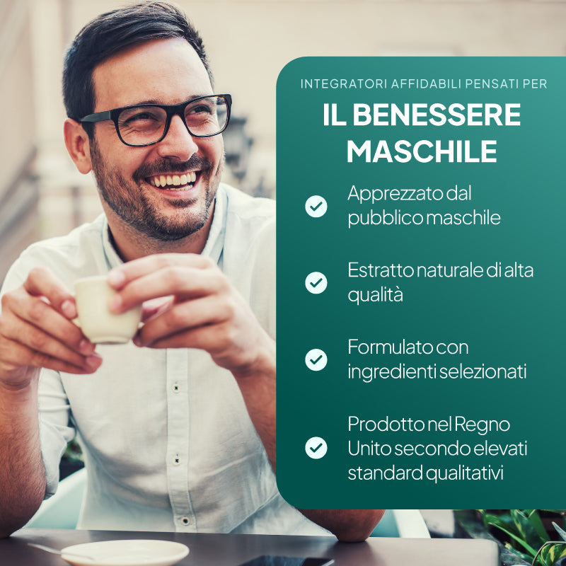 Un uomo sorridente, con gli occhiali e una camicia chiara, tiene in mano una tazza, mentre sulla destra compare un grande pannello promozionale color verde acqua con un testo di marketing in italiano sul benessere maschile e sugli ingredienti naturali.