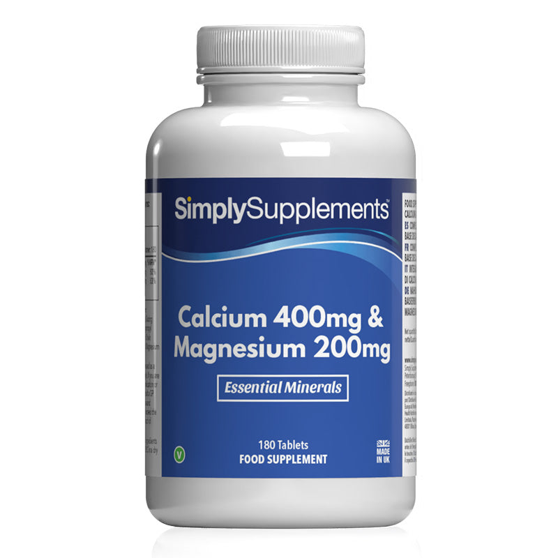 Flacone di integratore etichettato “Calcio 400mg & Magnesio 200mg Simply Supplements” con etichetta blu su sfondo bianco.