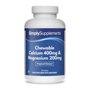 Flacone di integratore etichettato “Calcio 400mg e Magnesio 200mg masticabile Simply Supplements” con etichetta blu su sfondo bianco.