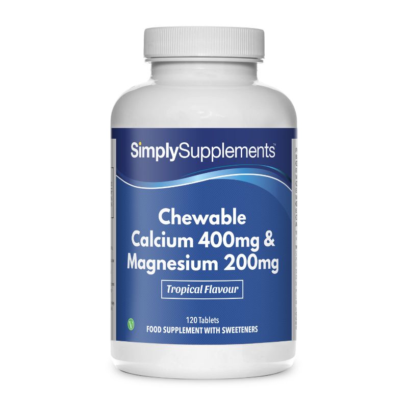 Flacone di integratore etichettato “Calcio 400mg e Magnesio 200mg masticabile Simply Supplements” con etichetta blu su sfondo bianco.
