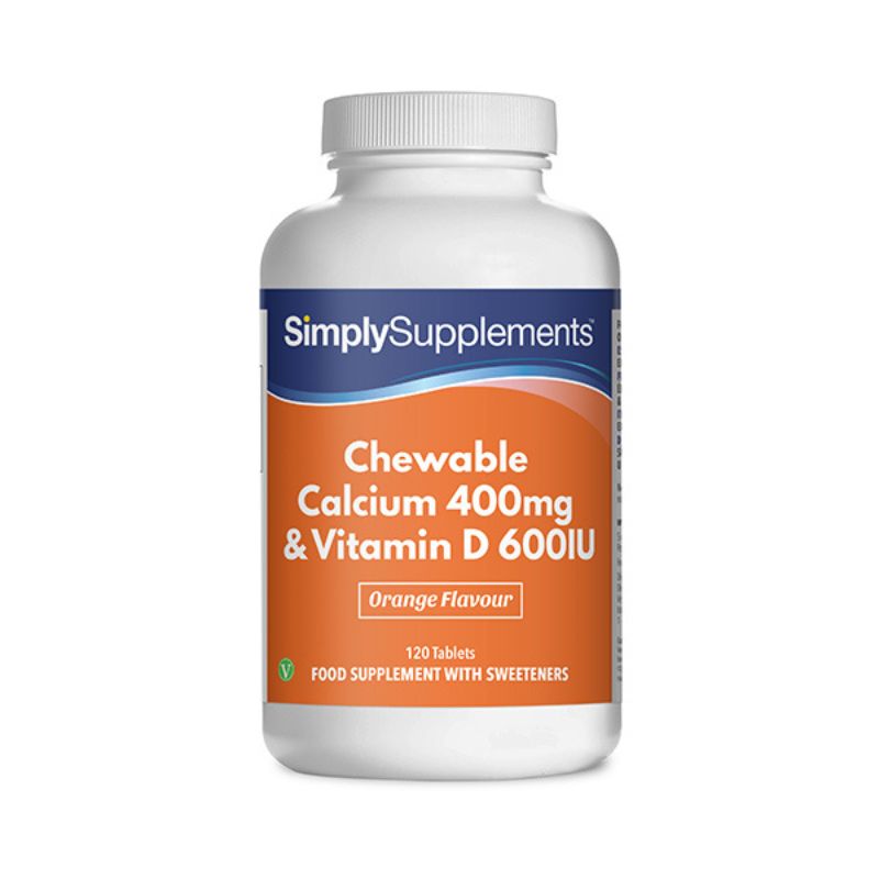 Flacone di integratore etichettato “Calcio 400mg & Vitamina D 600ui Masticabile Simply Supplements” con etichetta arancione su sfondo bianco.
