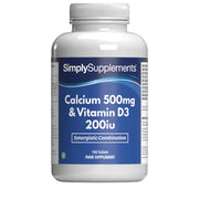 Flacone di integratore etichettato “Calcio 500mg & Vitamina D3 200iu Simply Supplements” con etichetta blu su sfondo bianco.