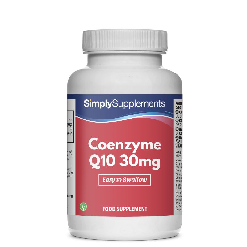 Flacone di integratore etichettato “Coenzima Q10 30 mg Simply Supplements” con etichetta rossa su sfondo bianco.