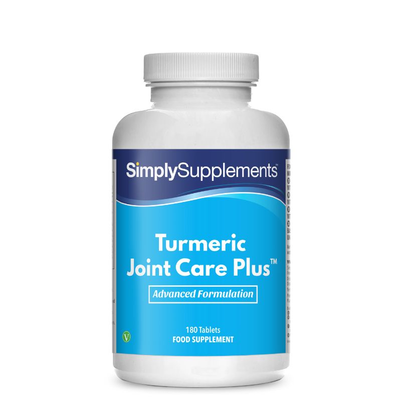 Flacone di integratore etichettato “Curcuma Complex Plus Simply Supplements” con etichetta celeste su sfondo bianco.
