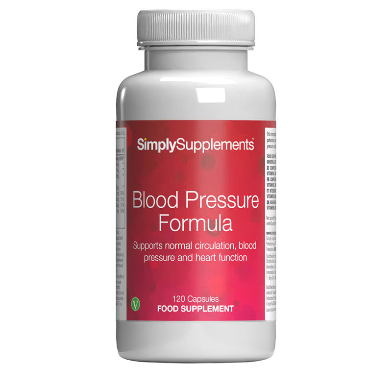 Flacone di integratore etichettato “Formula Pressione Sanguigna Simply Supplements” con etichetta rossa su sfondo bianco.
