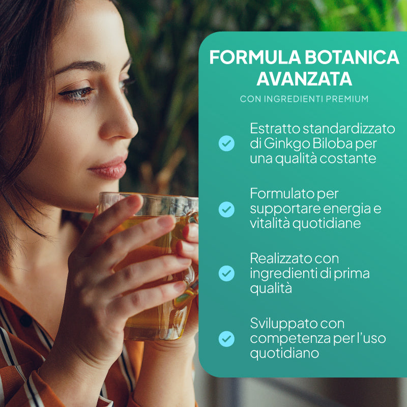 Una donna con una maglietta a righe marroni tiene in mano un bicchiere contenente un liquido ambrato; sulla destra è presente un ampio riquadro di testo color verde acqua con la scritta “FORMULA BOTANICA AVANZATA” e una serie di punti che illustrano le proprietà dell’estratto standardizzato di ginkgo biloba e il suo contributo al benessere quotidiano.