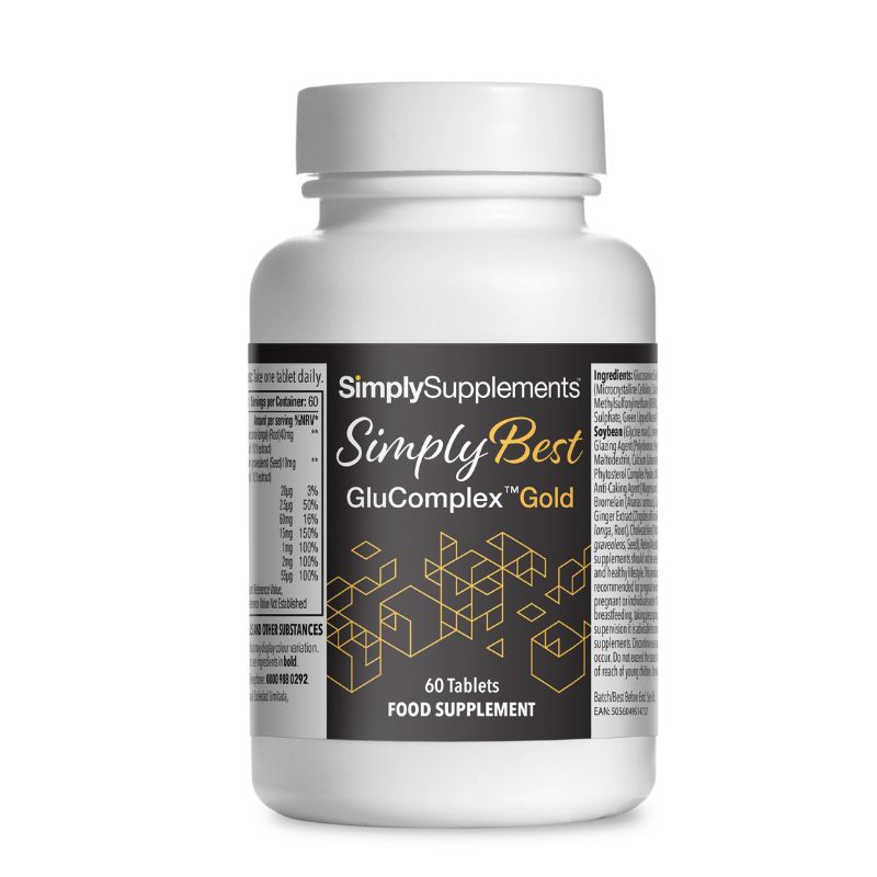 Flacone di integratore etichettato “Glucomplex Gold Simply Supplements” con etichetta nera su sfondo bianco.