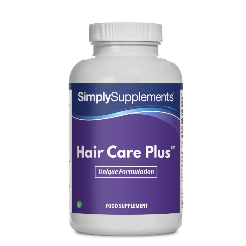 Flacone di integratore etichettato “Hair Care Plus Simply Supplements” con etichetta viola su sfondo bianco.