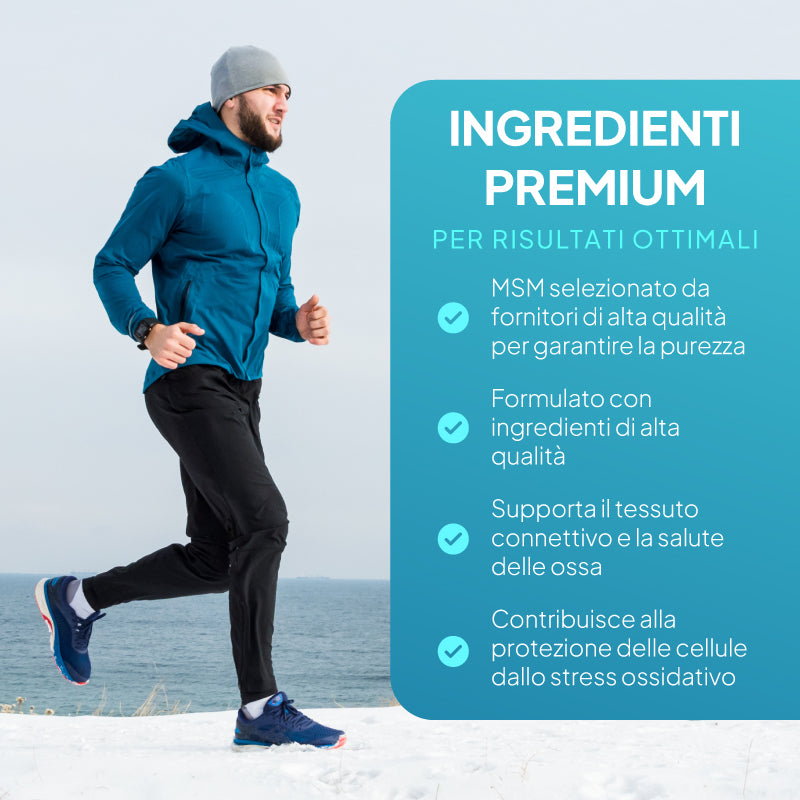 Un uomo che corre all'aperto sulla neve vicino all'oceano, con indosso una giacca con cappuccio blu-verde acqua, pantaloni neri e scarpe da corsa blu. A destra, un grande riquadro di testo in blu-verde acqua recita "INGREDIENTI PREMIUM", seguito da alcune indicazioni sul prodotto in italiano.