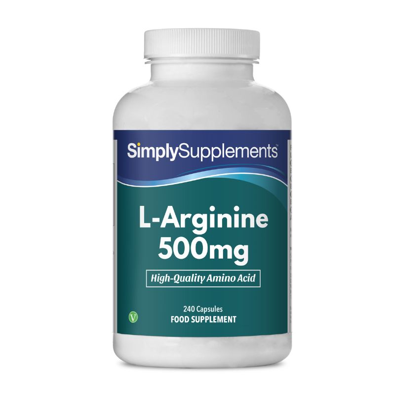 Flacone di integratore etichettato “L-Arginina 500mg Simply Supplements” con etichetta verde su sfondo bianco.