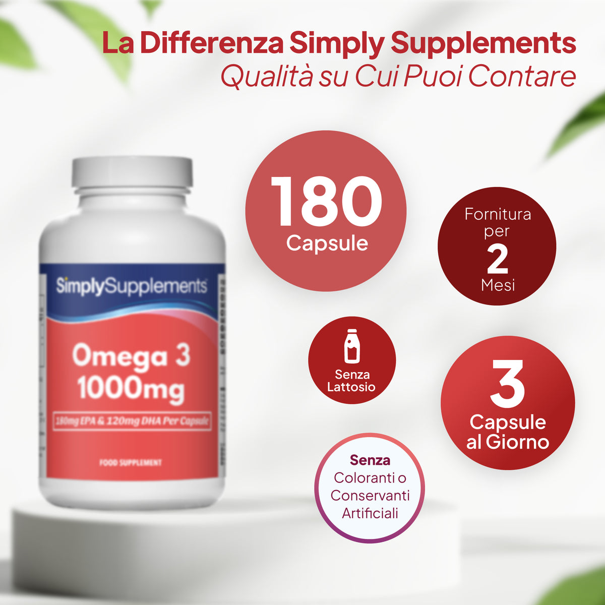 Un flacone bianco dell'integratore alimentare Simply Supplements Omega 3 da 1000 mg con un'etichetta blu e rossa, esposto su un piedistallo bianco con un testo promozionale in italiano e didascalie circolari che indicano 180 capsule, una confezione sufficiente per 2 mesi, 3 capsule al giorno e l'assenza di lattosio e coloranti artificiali.