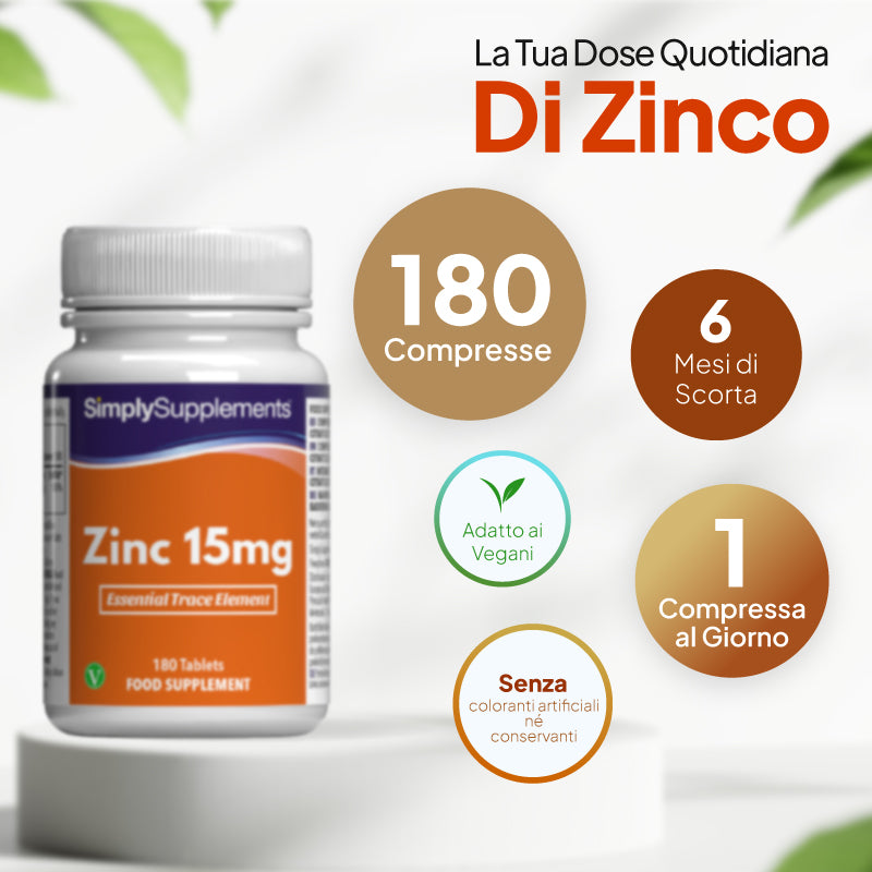 Flacone da 15 mg di integratore alimentare “Zinc” della marca Simply Supplements, posizionato su un piedistallo bianco, con testo promozionale in italiano e didascalie circolari recanti le diciture “180 compresse”, “6 mesi di scorta”, “adatto ai vegani” e “senza coloranti artificiali”.