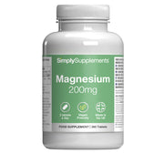 Flacone di integratore etichettato “Magnesio 200mg Simply Supplements” con etichetta verde su sfondo bianco.