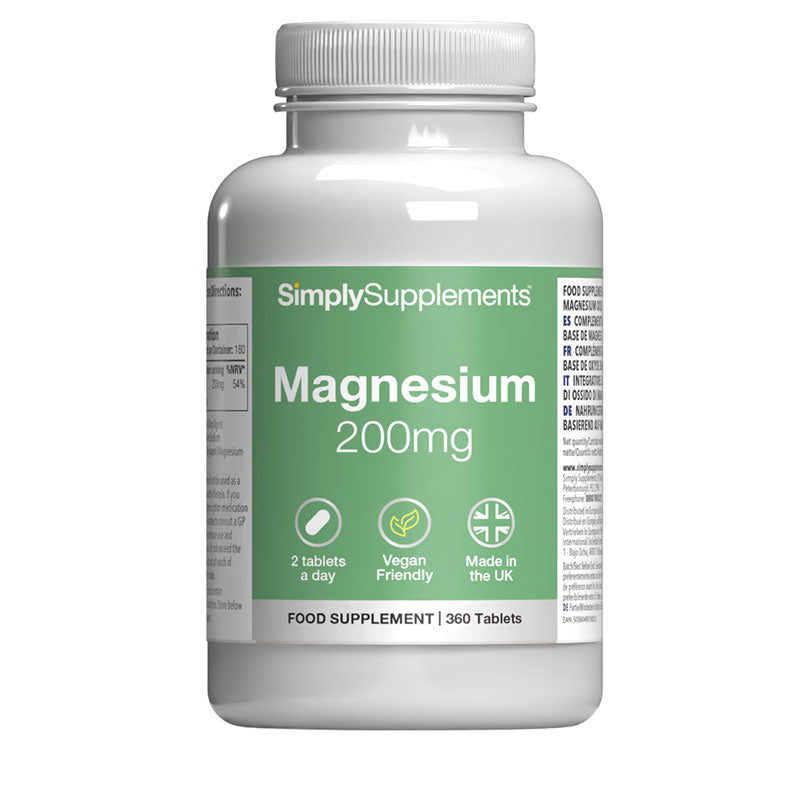 Flacone di integratore etichettato “Magnesio 200mg Simply Supplements” con etichetta verde su sfondo bianco.
