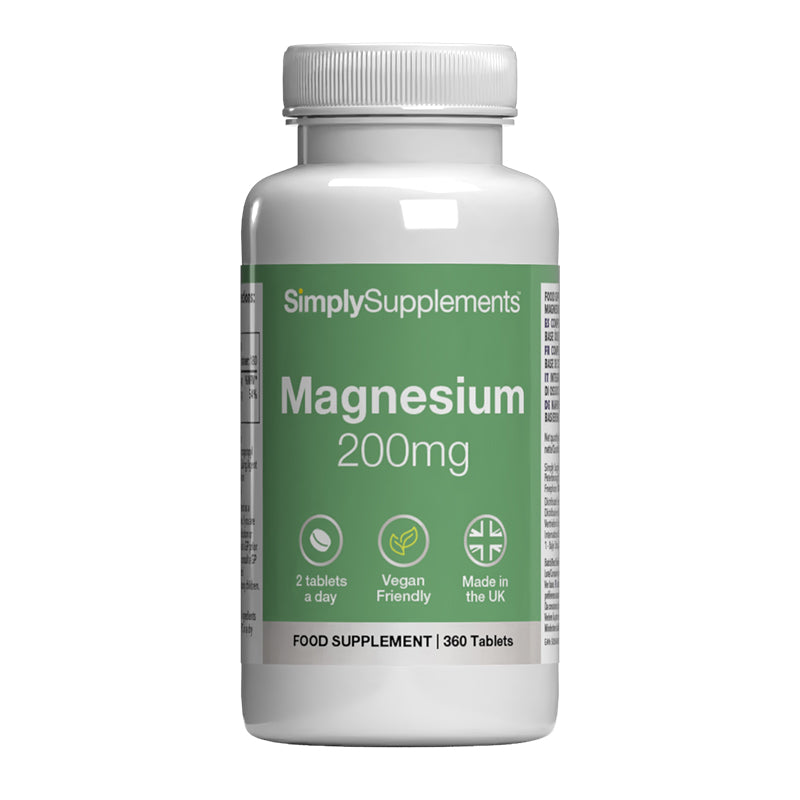 Flacone di integratore etichettato “Magnesio 200mg Simply Supplements” con etichetta verde su sfondo bianco.
