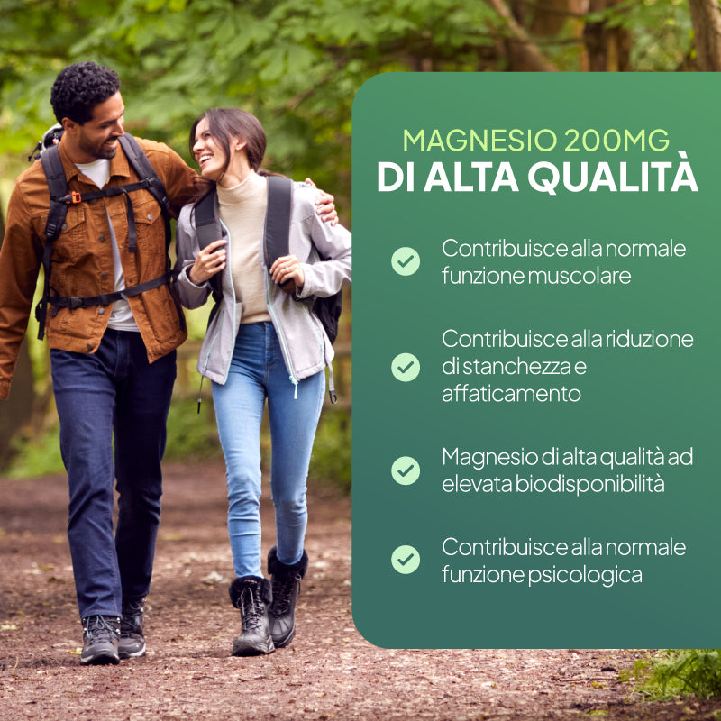 Un uomo e una donna che camminano a braccetto su un sentiero nel bosco; sulla destra è visibile un grande cartello verde con la scritta “MAGNESIO 200 MG DI ALTA QUALITÀ” e una serie di punti elenco in italiano relativi alla funzione muscolare, alla riduzione dell’affaticamento e alla funzione psicologica.
