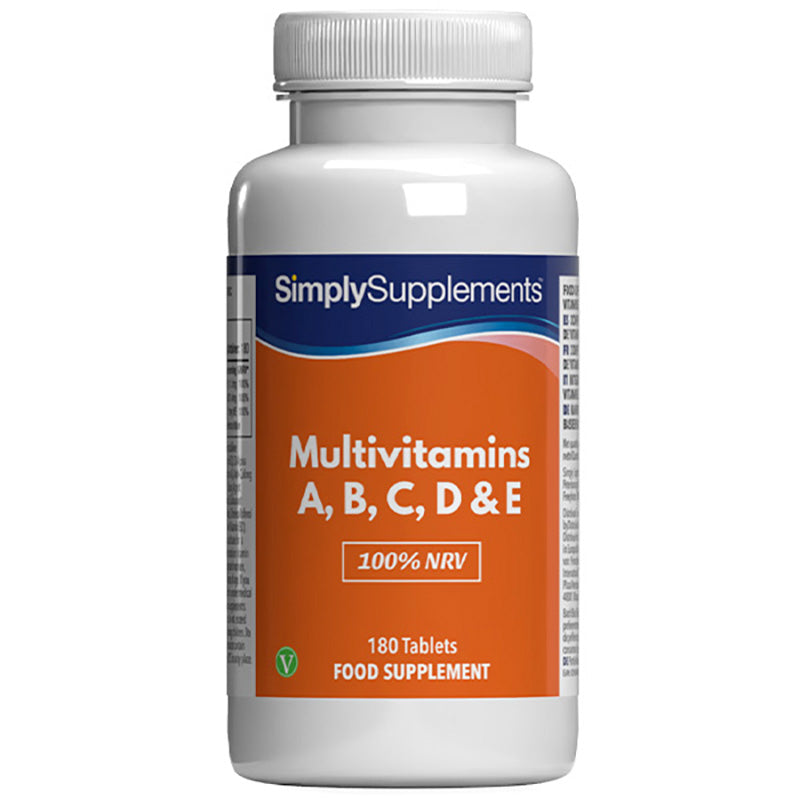 Flacone di integratore etichettato “Multivitaminico A, B, C, D & E (100% VRN) Simply Supplements” con etichetta arancione su sfondo bianco.