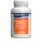 Flacone di integratore etichettato “Multivitaminico e Multiminerale A - Z Simply Supplements” con etichetta arancione su sfondo bianco.