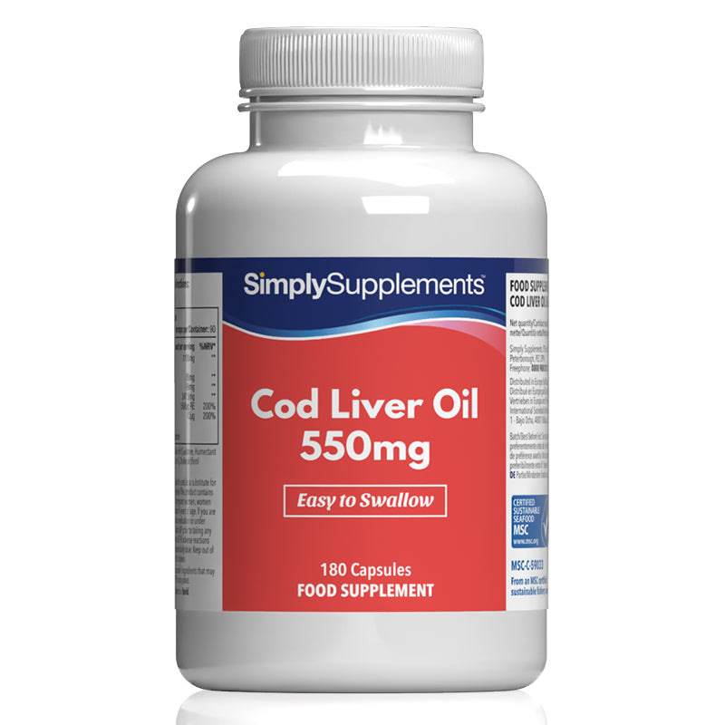 Flacone di integratore etichettato “Olio di Fegato di Merluzzo 550mg Simply Supplements” con etichetta rossa su sfondo bianco.