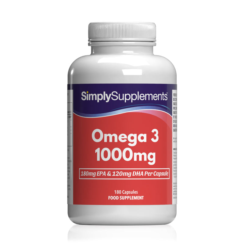 Flacone di integratore etichettato “Omega 3 1000mg Simply Supplements” con etichetta rossa su sfondo bianco.
