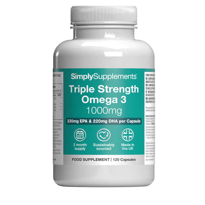 Flacone di integratore etichettato “Omega 3 1000mg Tripla Forza Simply Supplements” con etichetta verde su sfondo bianco.