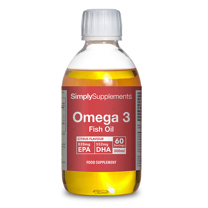 Flacone di integratore etichettato “Omega 3 Liquido Simply Supplements” con etichetta rossa su sfondo bianco.
