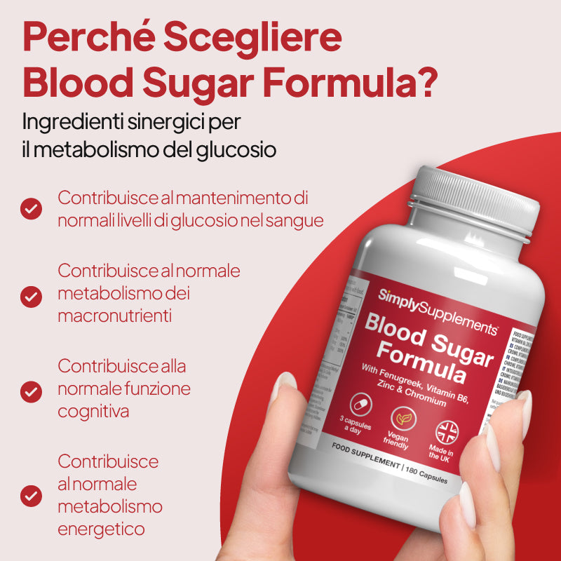 Una mano regge un flacone bianco di “SimplySupplements Blood Sugar Formula” su uno sfondo promozionale rosso e beige con testo in italiano e segni di spunta.