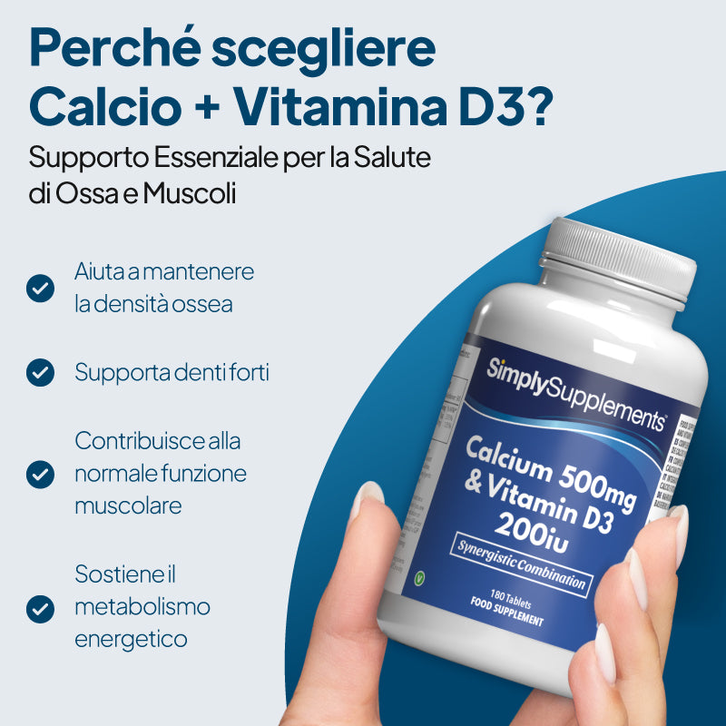 Una mano che regge un flacone bianco dell’integratore alimentare “Calcio e Vitamina D3” di SimplySupplements, su uno sfondo grafico che alterna tonalità di azzurro e blu scuro, con un testo in italiano che ne evidenzia i benefici per la salute.