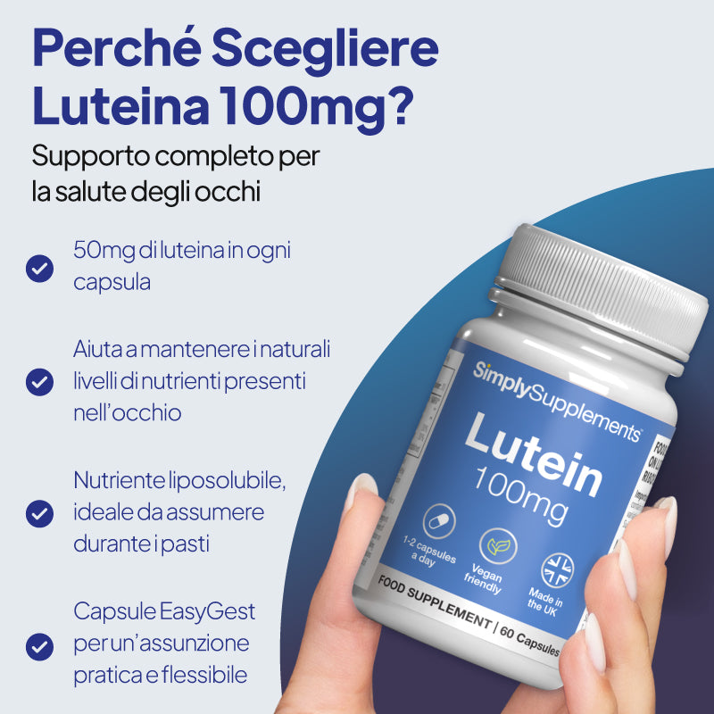 Una mano che regge un flacone dell’integratore alimentare SimplySupplements Lutein 100 mg, su uno sfondo blu scuro e grigio chiaro, con un testo promozionale in italiano che ne sottolinea i benefici per la salute degli occhi.