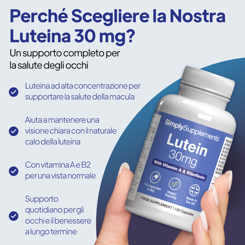Una mano che regge un flacone dell’integratore alimentare SimplySupplements Lutein 30 mg, su sfondo di un’immagine promozionale con testo in italiano che ne sottolinea i benefici per la salute degli occhi.