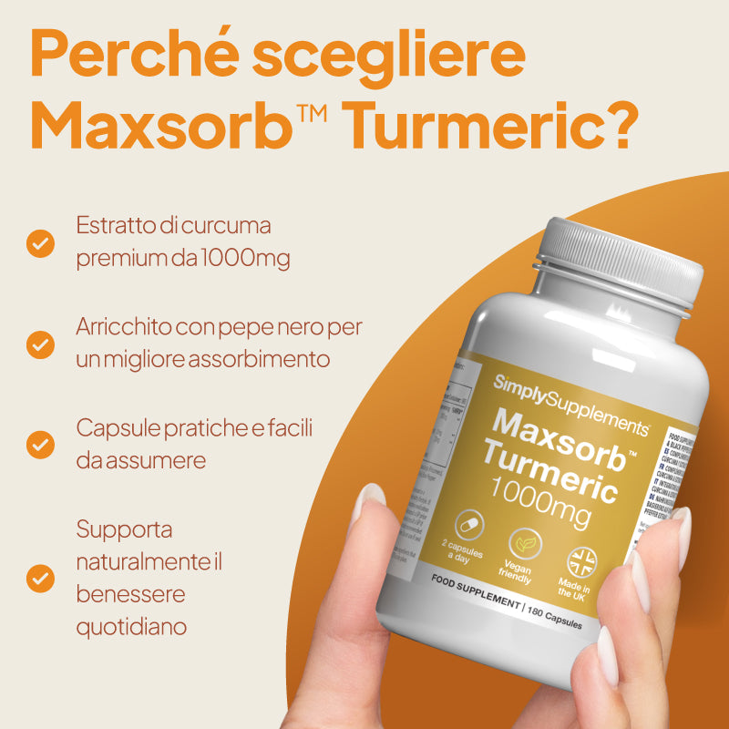 Una mano che regge un flacone dell'integratore alimentare SimplySupplements Maxsorb Turmeric 1000 mg, su uno sfondo dai toni caldi del beige e dell'arancione, con testo descrittivo in italiano.
