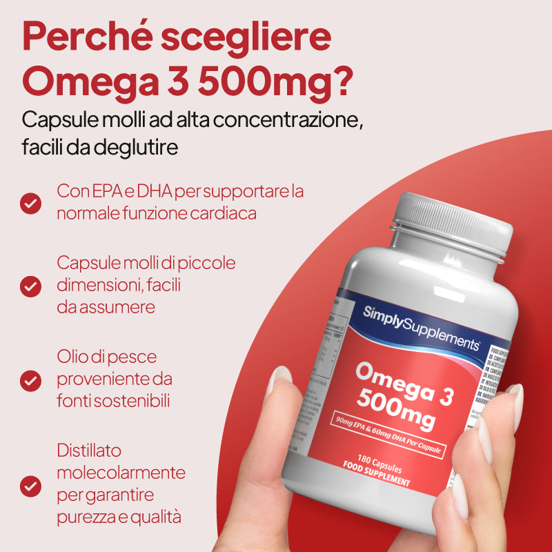 Una mano che regge un flacone di capsule molli SimplySupplements Omega 3 Fish Oil da 500 mg, con un testo promozionale su uno sfondo azzurro chiaro e verde acqua scuro. Il testo sottolinea che le capsule sono piccole, facili da deglutire e che l’olio di pesce proviene da fonti sostenibili.