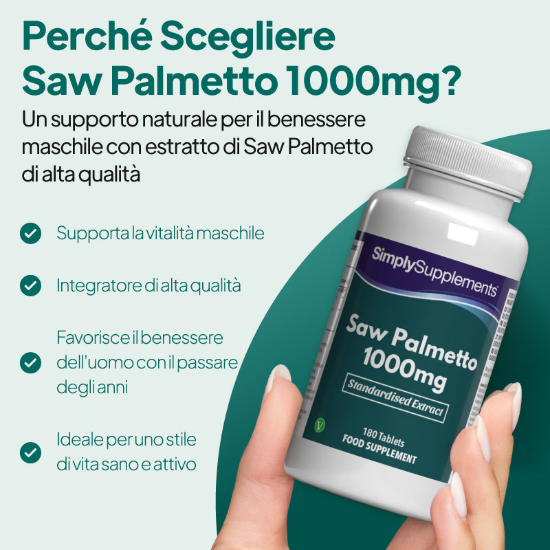 Una mano regge un flacone bianco dell’integratore alimentare SimplySupplements Saw Palmetto 1000 mg su uno sfondo grafico verde acqua e bianco, con un testo di marketing in italiano e dei segni di spunta.