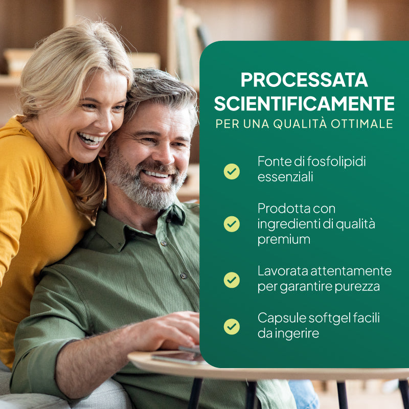 Una coppia sorridente in un ambiente interno accogliente, con un grande cartello verde scuro sulla destra recante la scritta “PROCESSATA SCIENTIFICAMENTE PER UNA QUALITÀ OTTIMALE” e che elenca i benefici in italiano.