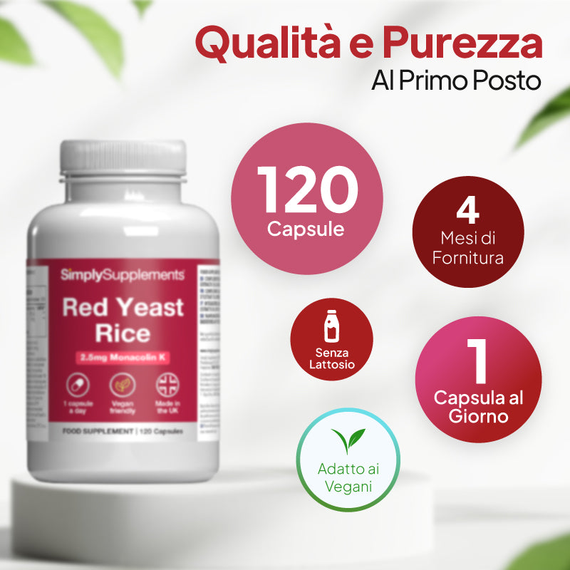 Flacone dell'integratore "Red Yeast Rice" di SimplySupplements su un piedistallo bianco, con testo promozionale in italiano e didascalie circolari che recitano: "120 capsule", "fornitura per 4 mesi", "1 capsula al giorno" e "adatto ai vegani".