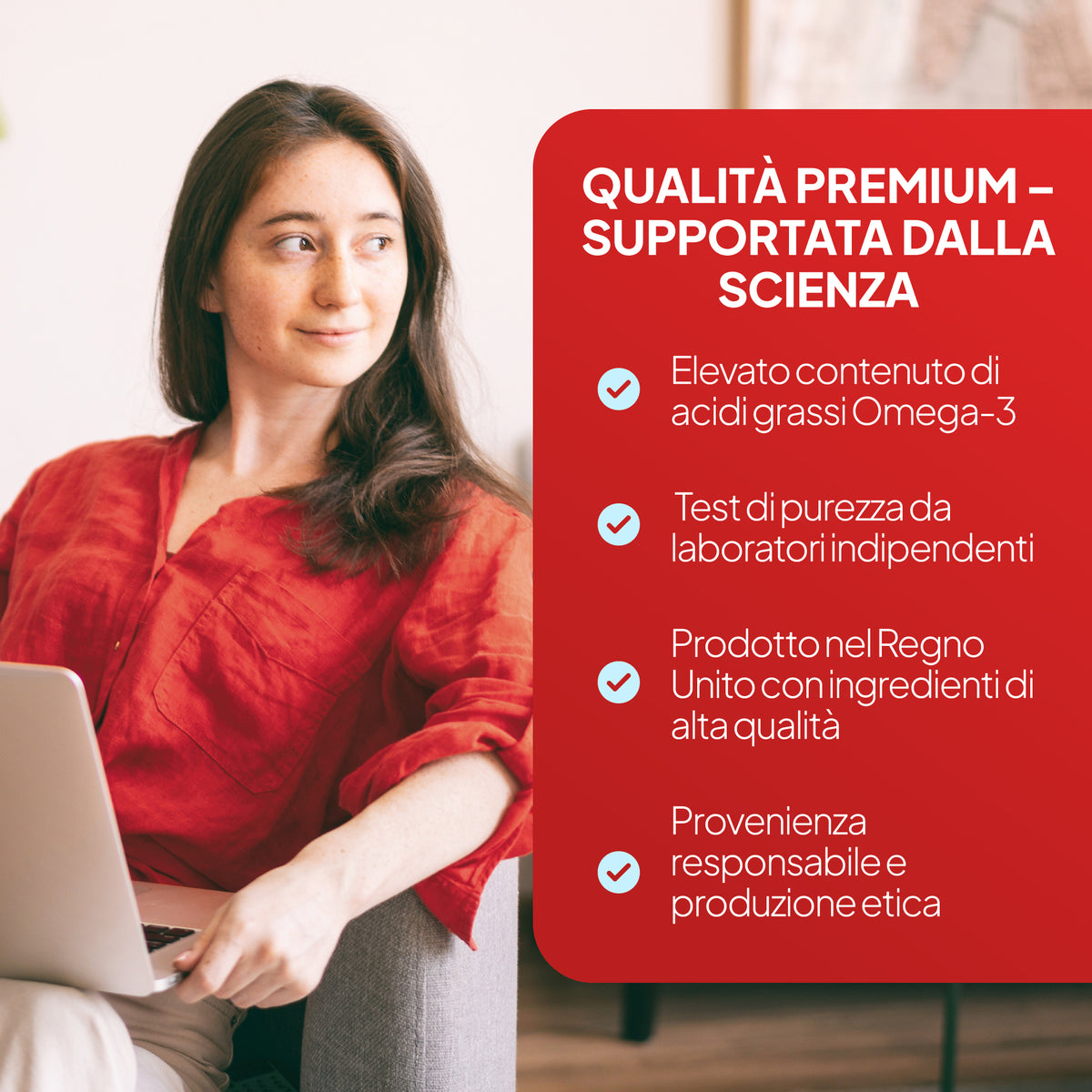 Una donna con una camicetta rossa è seduta su una sedia davanti a un computer portatile, accanto a un grande pannello rosso con un testo in italiano che parla di qualità eccellente e supporto scientifico. Acidi grassi omega-3 ad alta concentrazione, prodotti nel Regno Unito.
