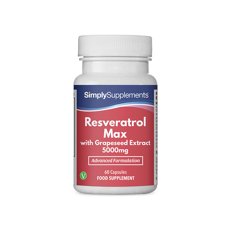 Flacone di integratore etichettato “Resveratrol Max 5000mg con Estratto di semi d'Uva Simply Supplements” con etichetta rossa su sfondo bianco.