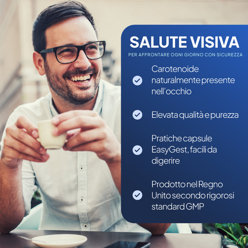 Un uomo sorridente con gli occhiali è seduto al chiuso e tiene in mano una tazzina. Sulla destra c'è un grande pannello informativo blu con un testo in italiano sulla salute degli occhi e sui benefici del prodotto, tra cui la scritta "SALUTE VISIVA" e una serie di punti chiave sui carotenoidi, la purezza, le capsule facili da assumere e la qualità GMP.