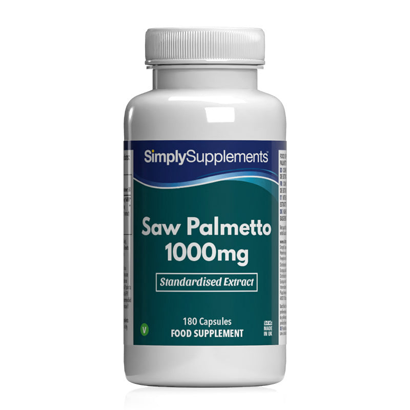 Flacone di integratore etichettato “Saw Palmetto 1000mg Simply Supplements” con etichetta verde su sfondo bianco.