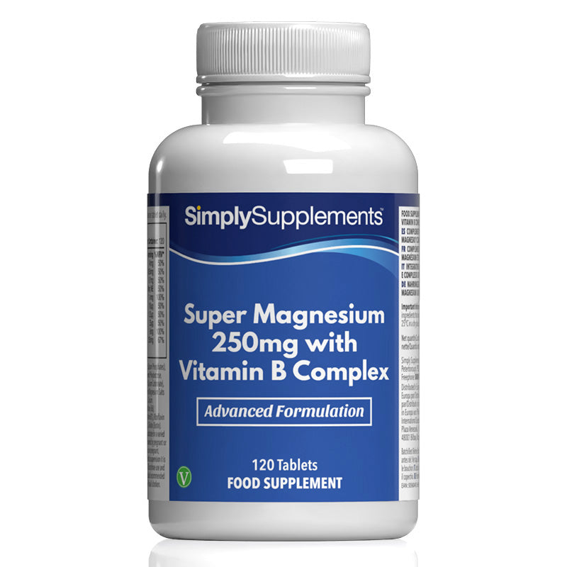 Flacone di integratore etichettato “Super Magnesio 250mg con Vitamine del Gruppo B Simply Supplements” con etichetta blu su sfondo bianco.