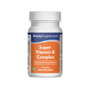 Flacone di integratore etichettato “Super Vitamin B Complex Simply Supplements” con etichetta arancione su sfondo bianco.
