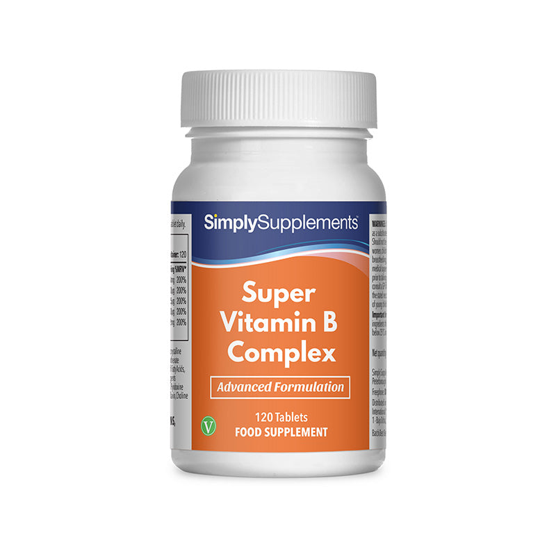Flacone di integratore etichettato “Super Vitamin B Complex Simply Supplements” con etichetta arancione su sfondo bianco.
